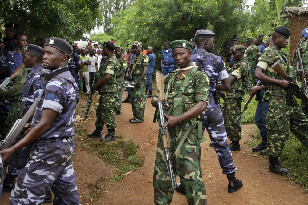 Des soldats et policiers à Ruhagarika, après l'attaque qui a fait plus de 26 morts, le 11 mai 2018 dans la province de Cibitoke, au Burundi. &copy; AP/SIPA