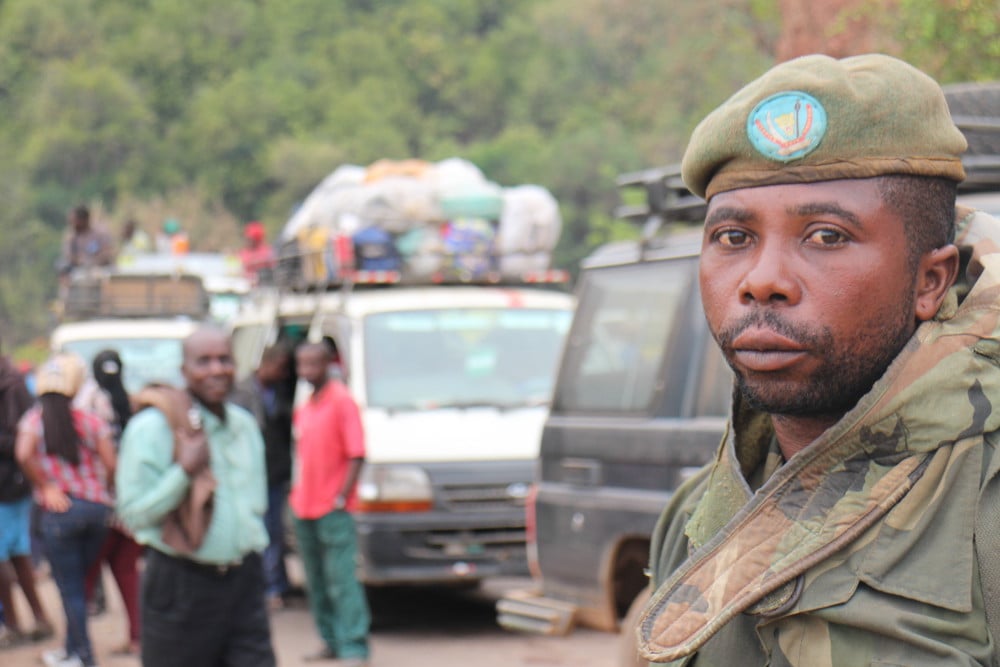 Un soldat congolais chargé d’escorter le convoi qui passe à travers le parc des Virunga, dans l’est de la RDC, le 14 février 2017. © Trésor Kibangula/J.A.