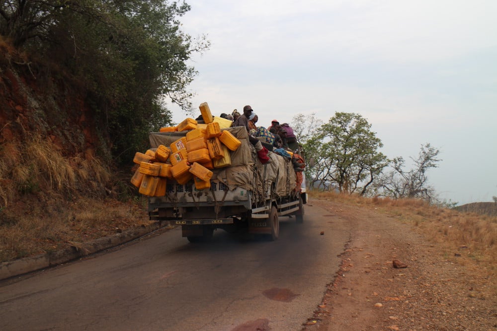 Un camion de marchandises et de passagers sur la route nationale n°2, dans l'est de la RDC, le 14 février 2017. &copy; Trésor Kibangula/J.A
