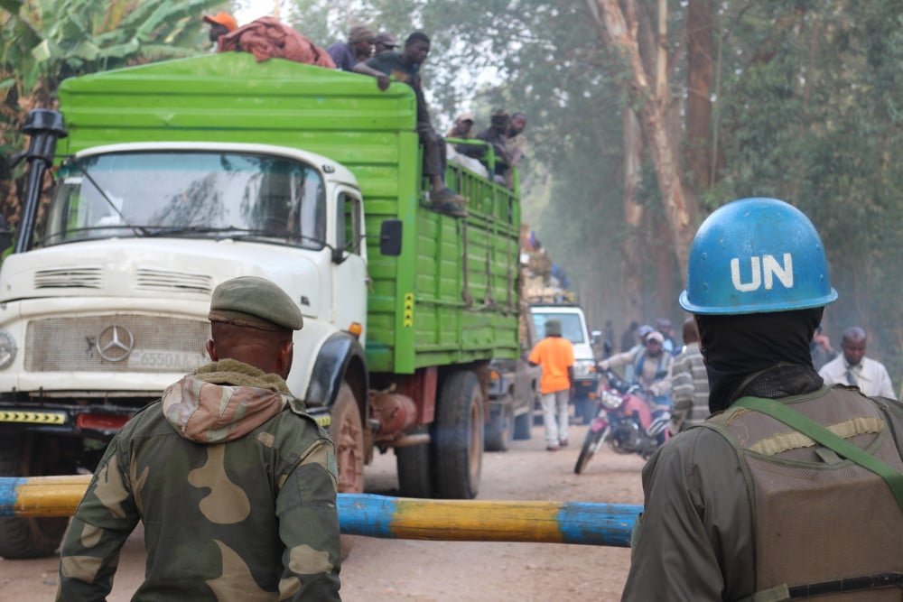 Un soldat congolais et un Casque bleu de la Monusco à Kanyabayonga, dans l'est de la RDC, le 15 février 2017. &copy; Trésor Kibangula/J.A