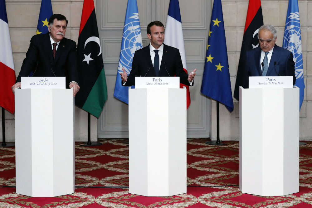 Fayez al-Sarraj, Emmanuel Macron et Ghassan Salamé, lors de la conférence de presse à l'issue de la rencontre de mardi 29 mai, à l'Élysée. &copy; Etienne Laurent/AP/SIPA