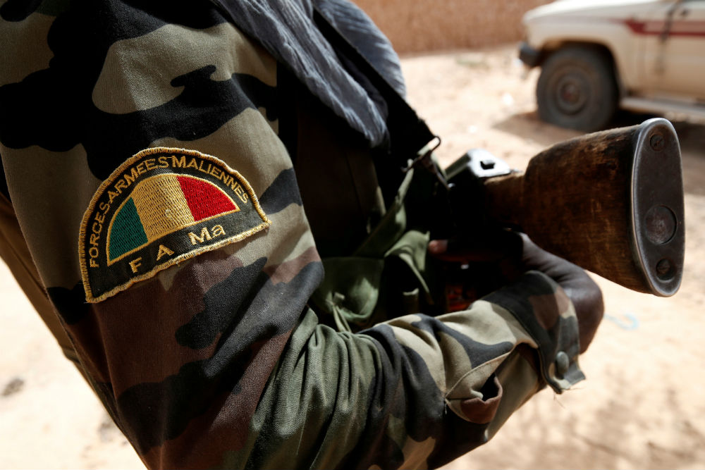 Un soldat des Forces armées maliennes lors d'une patrouille conjointe avec les Français de Barkhane, à Tin Hama, près de Gao, en octobre 2017. &copy; REUTERS/Benoit Tessier/File Photo