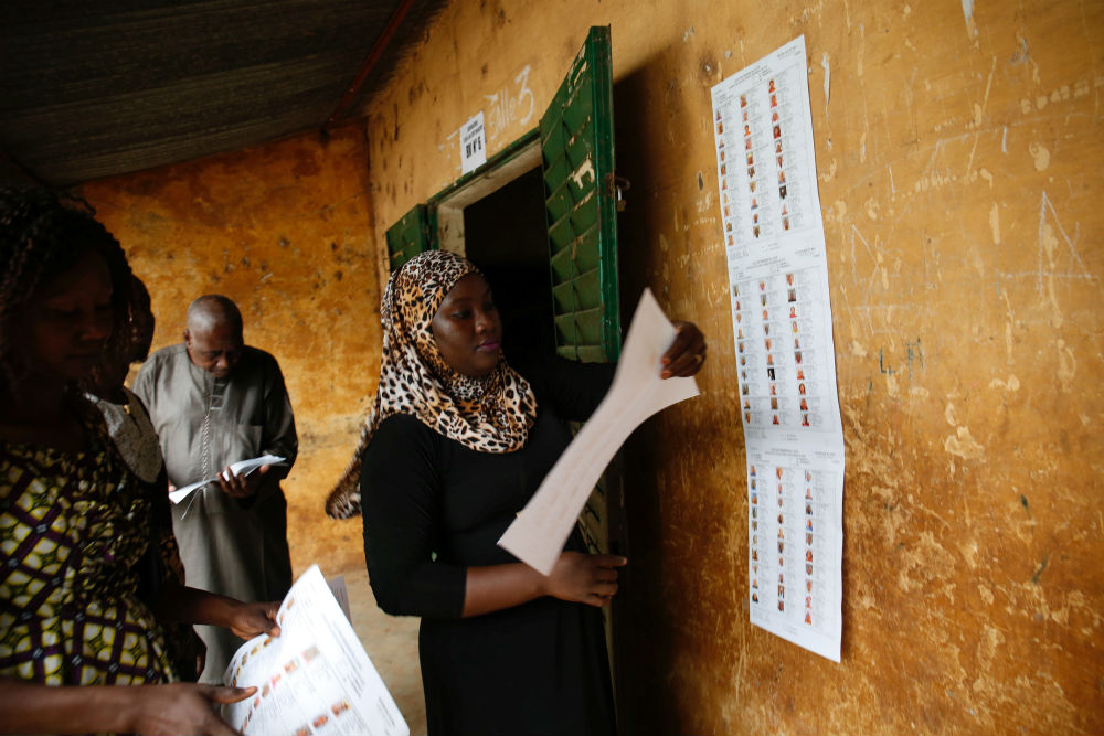 Dans un bureau de vote à Bamako, aux premières heures du vote du premier tour de la présidentielle, dimanche 29 juillet. &copy; REUTERS/Luc Gnago