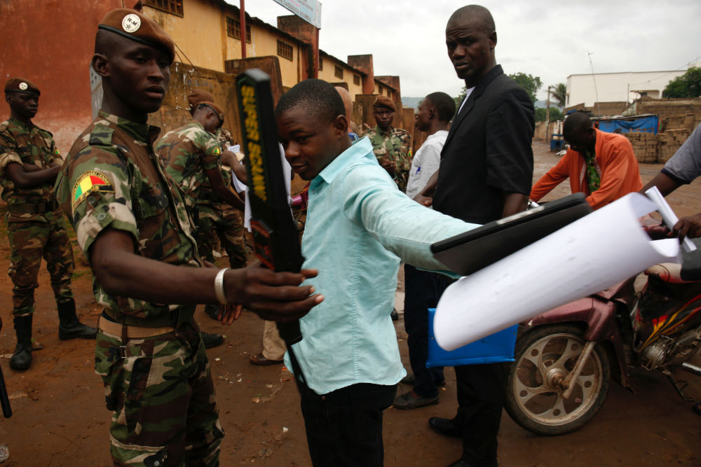 Sécurisation du scrutin, devant un bureau de vote à Bamako, pour le second tour de la présidentielle, dimanche 12 août 2018. &copy; REUTERS/Luc Gnago