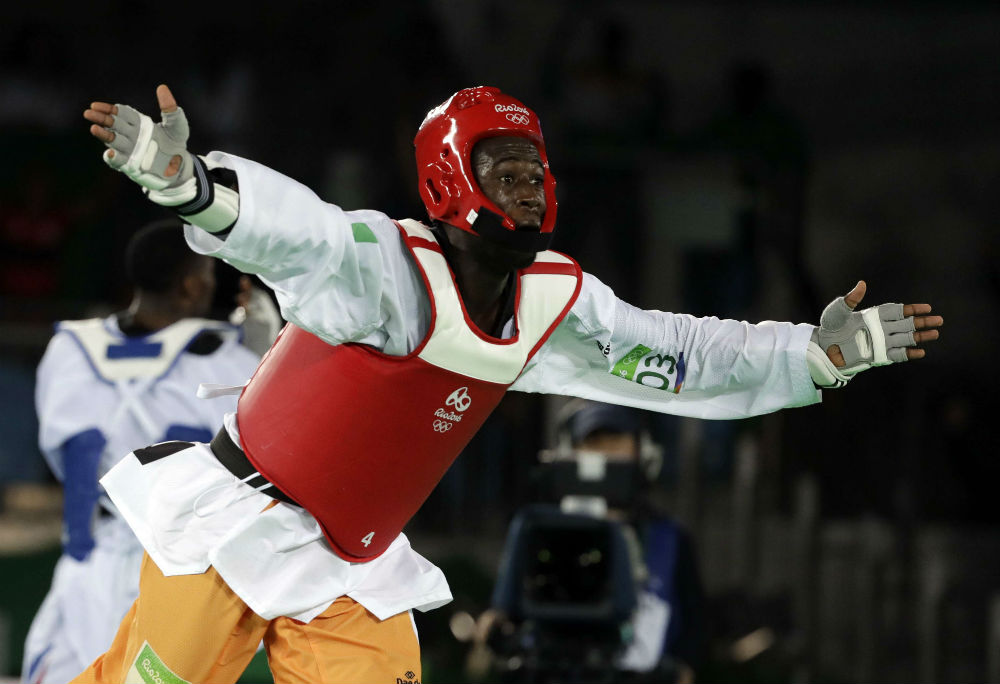 Cheick Cissé après son titre olympique de Taekwondo en moins de 80kg. Le 19 août 2016 à Rio &copy; Andrew Medichini/AP/SIPA