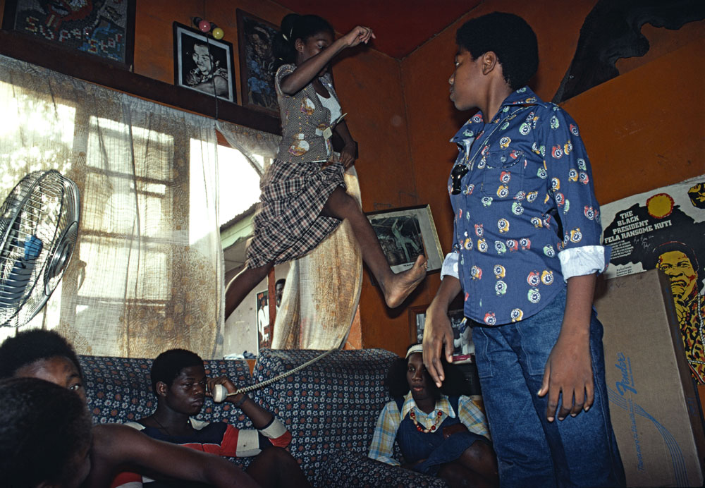  &copy; Dans la maison du musicien Fela à Lagos en 1977. Bruno Barbey / Magnum Photos