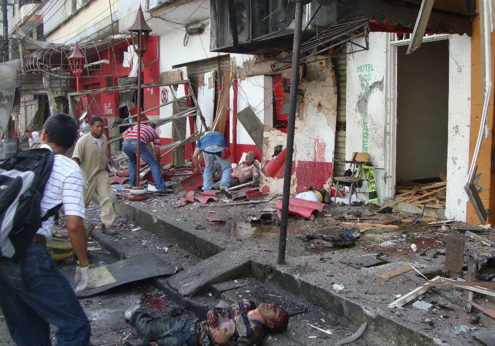 Scène d'attentat à la voiture piégée dans le cadre de la guerre des gangs, à Buenaventura, le 24 mars 2010. &copy; AP/SIPA