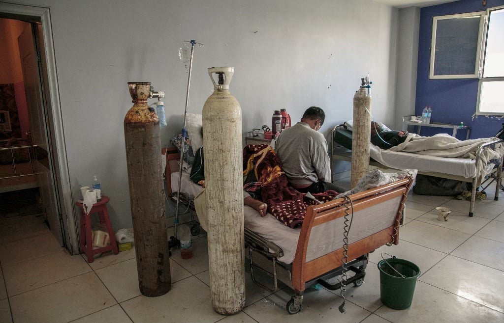 Un patient gravement malade du coronavirus est soigné à l'hôpital universitaire Andohatapenaka, à Antananarivo, le 20 juillet 2020. &copy; RIJASOLO/AFP