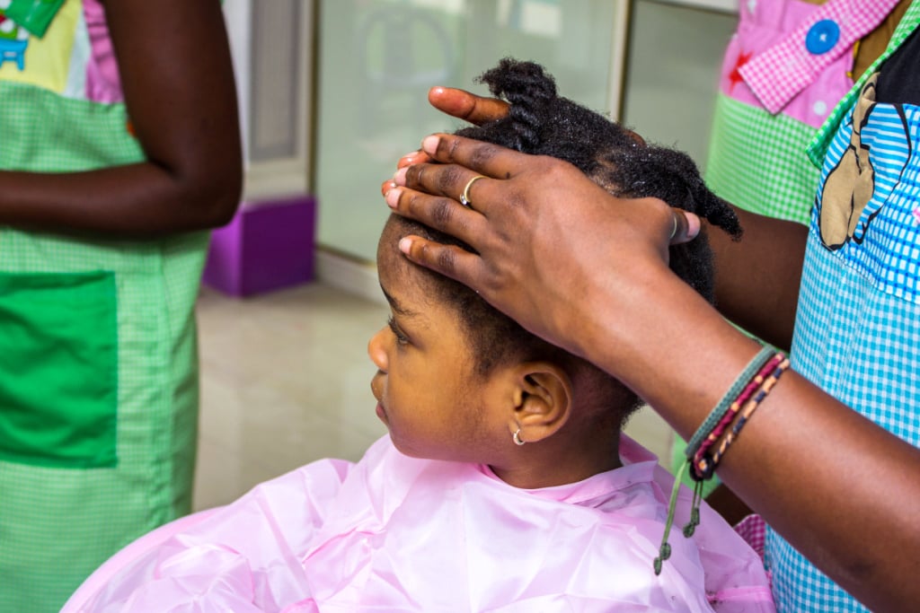"Ce n’est pas seulement un endroit où les enfants sont coiffés, c’est aussi un espace ludique et éducatif", explique Sara Coulibaly-Diomandé. &copy; DR