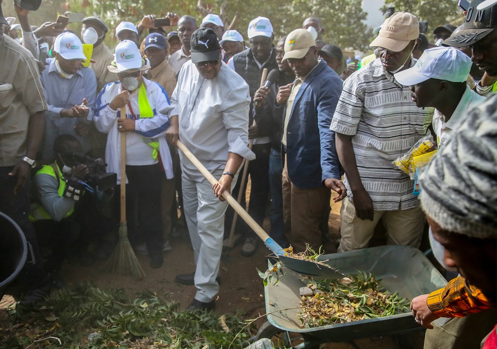 Le président sénégalais Macky Sall lors du "Cleaning Day", le 4 janvier 2020. &copy; Présidence Sénégal / Photo : Papa Matar Diop