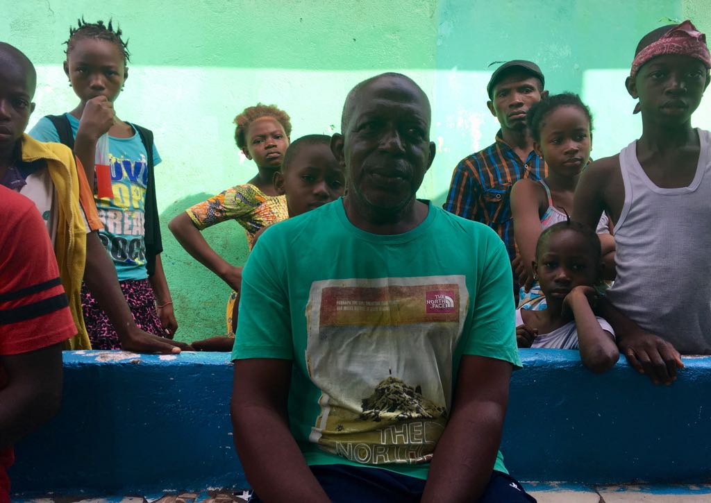 Haj Massaquoi, l'un des entraîneurs du club de jeunesse de George Weah, à Monrovia le 23 janvier 2018. &copy; Anna Sylvestre-Treiner pour Jeune Afrique