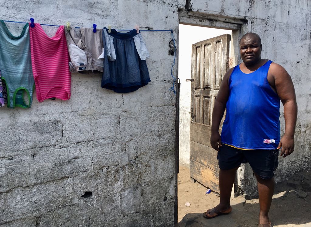 Philippe, 52 ans, habitant de Clara Town, près de Monrovia. &copy; Anna Sylvestre-Treiner pour jeune Afrique