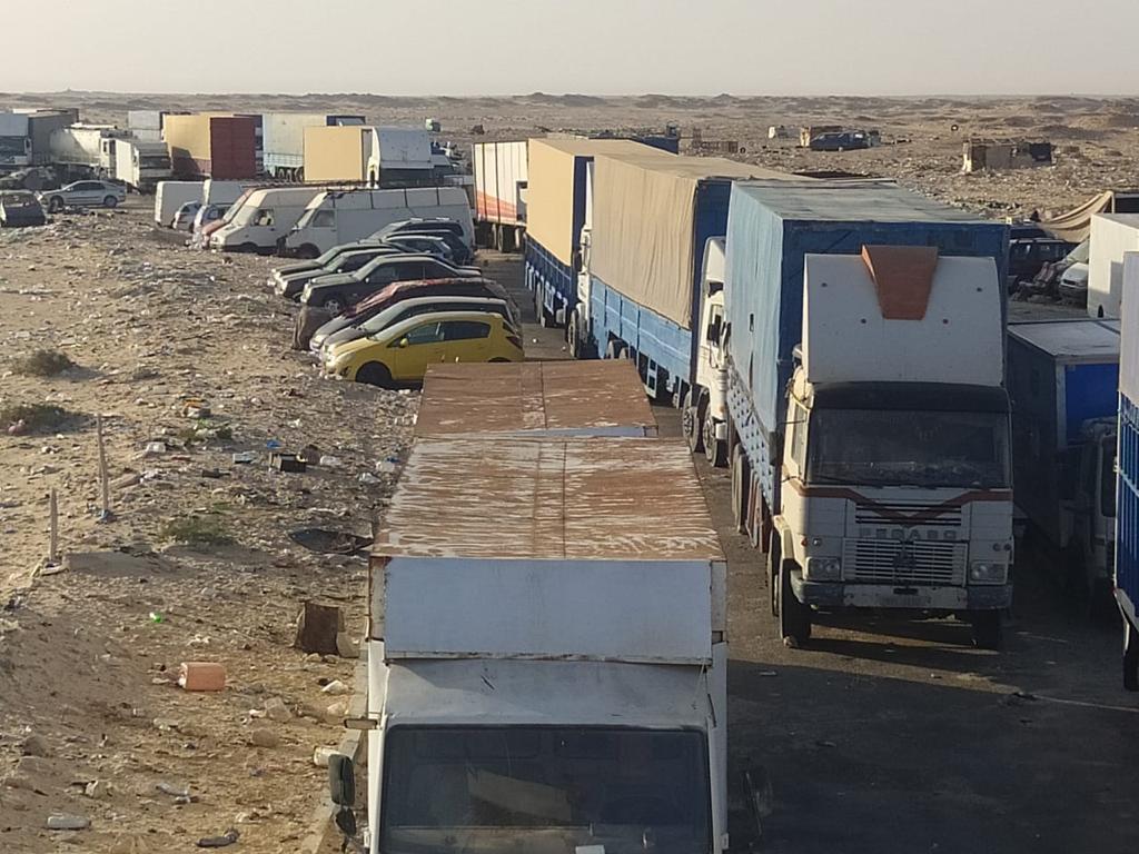Camions bloqués à Guerguerate, avant l'intervention de l'armée marocaine. &copy; DR