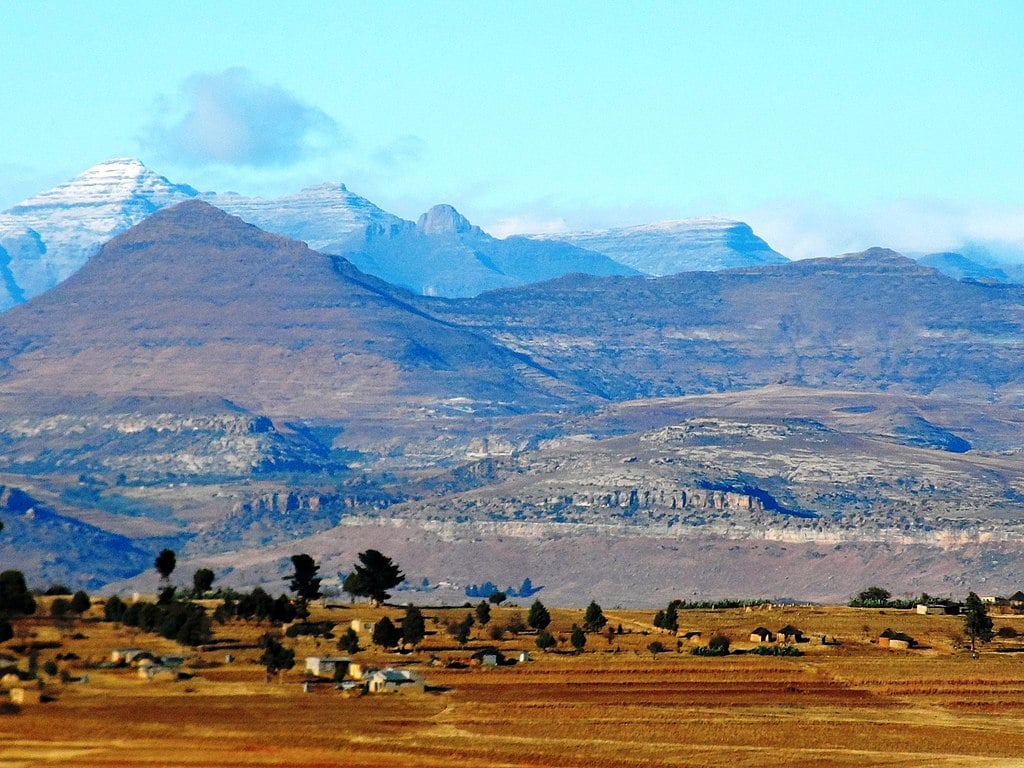 Panorama des monts Maluti avec des sommets enneigés à l'arrière-plan. &copy; Paramente Phamotse/Wikimedia/Creative Commons
