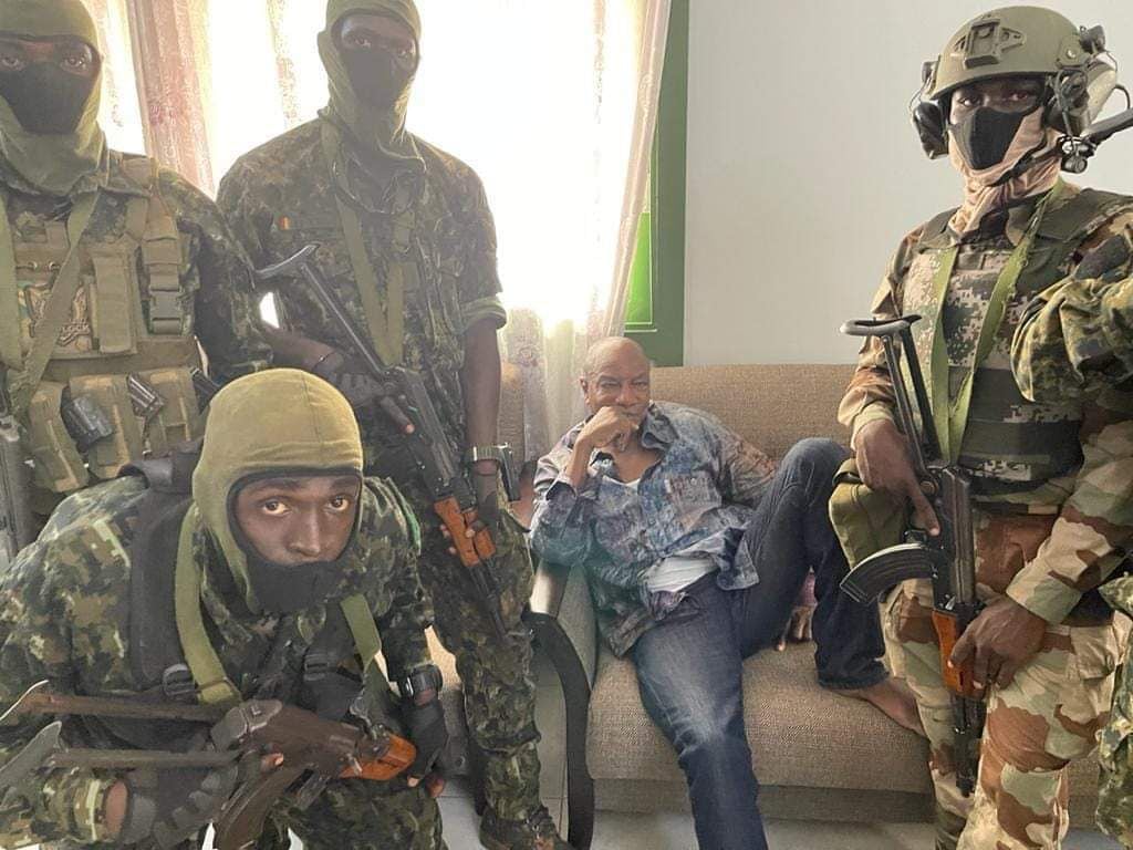 Alpha Condé, entouré des militaires des Forces spéciales qui ont procédé à son "arrestation", le dimanche 5 septembre 2021. &copy; DR