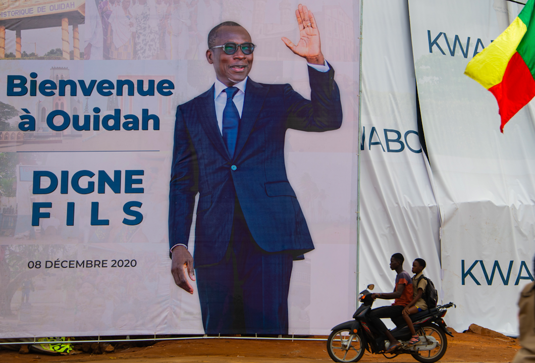 Une affiche du président béninois Patrice Talon, en tournée à Ouidah, le 8 décembre 2020. &copy; Présidence béninoise
