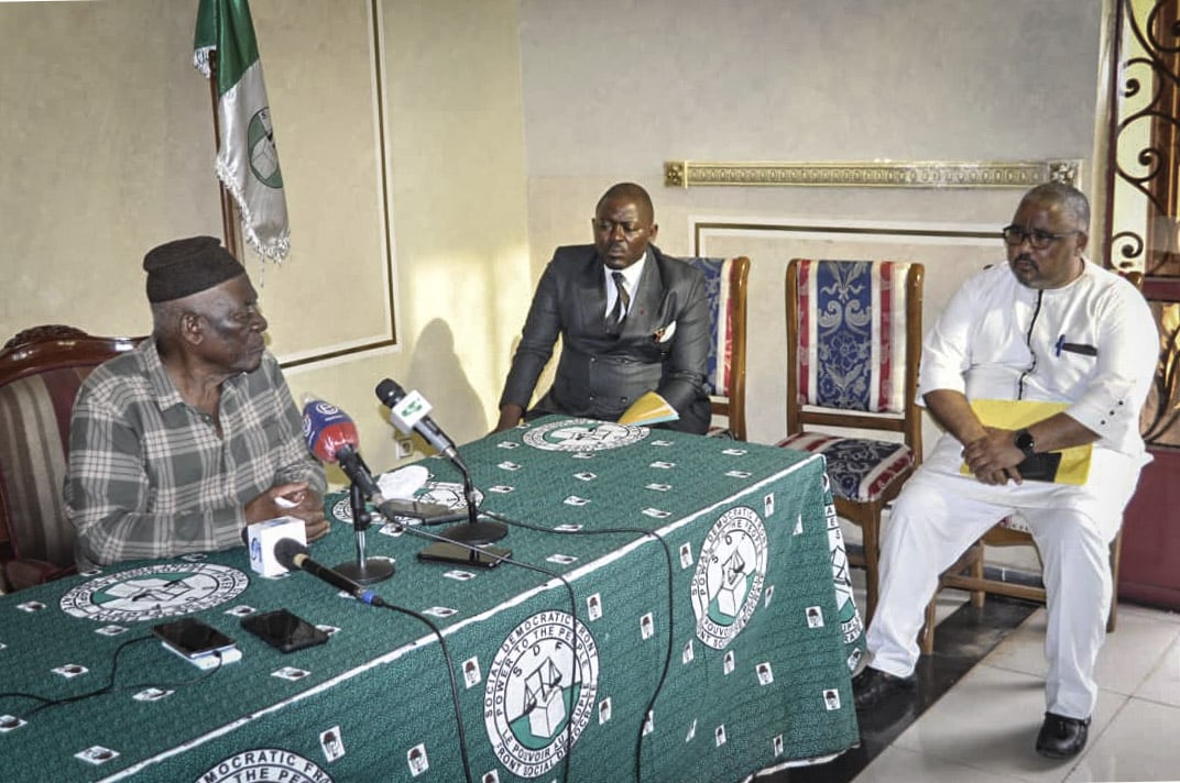 John Fru Ndi avec Joshua Osih (en blanc) lors de sa conférence de presse à Yaoundé, le 16 juin 2022. &copy; Roger Sandjon pour JA