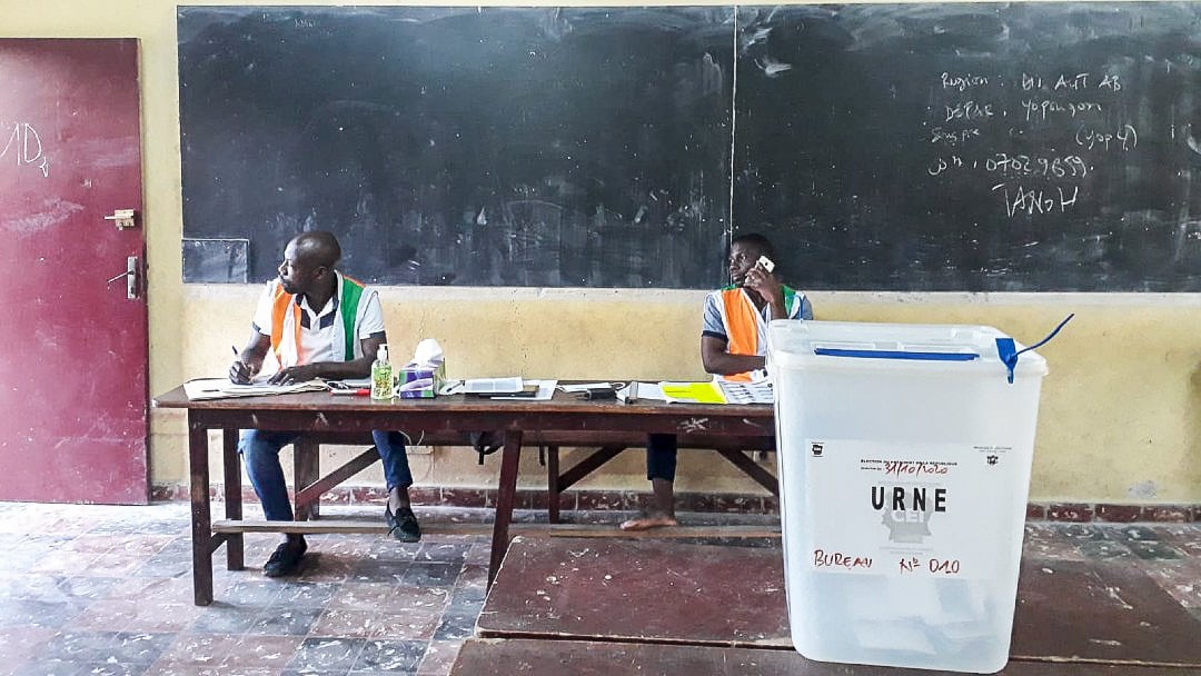 Au bureau de vote du groupe scolaire groupe scolaire William Ponty, à Yopougon, quelques instants avant la fermeture, ce 31 octobre. &copy; Vincent Duhem pour JA