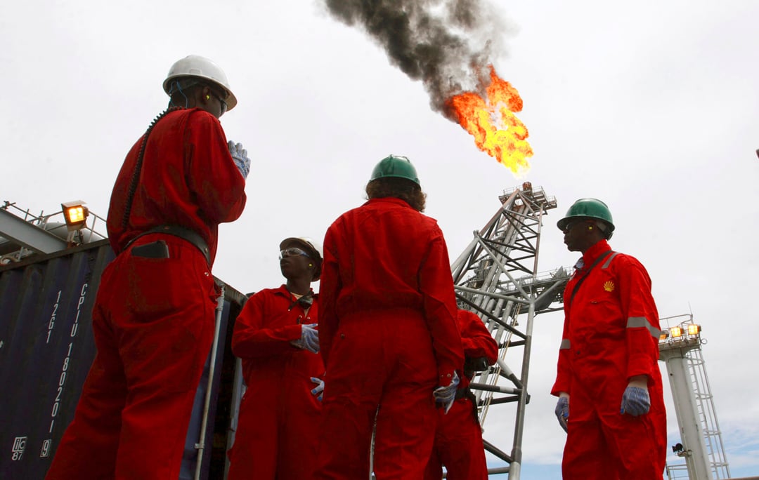Des travailleurs sur un tanker sur le site offshore de Bonga. &copy; Akintunde Akinleye / Reuters