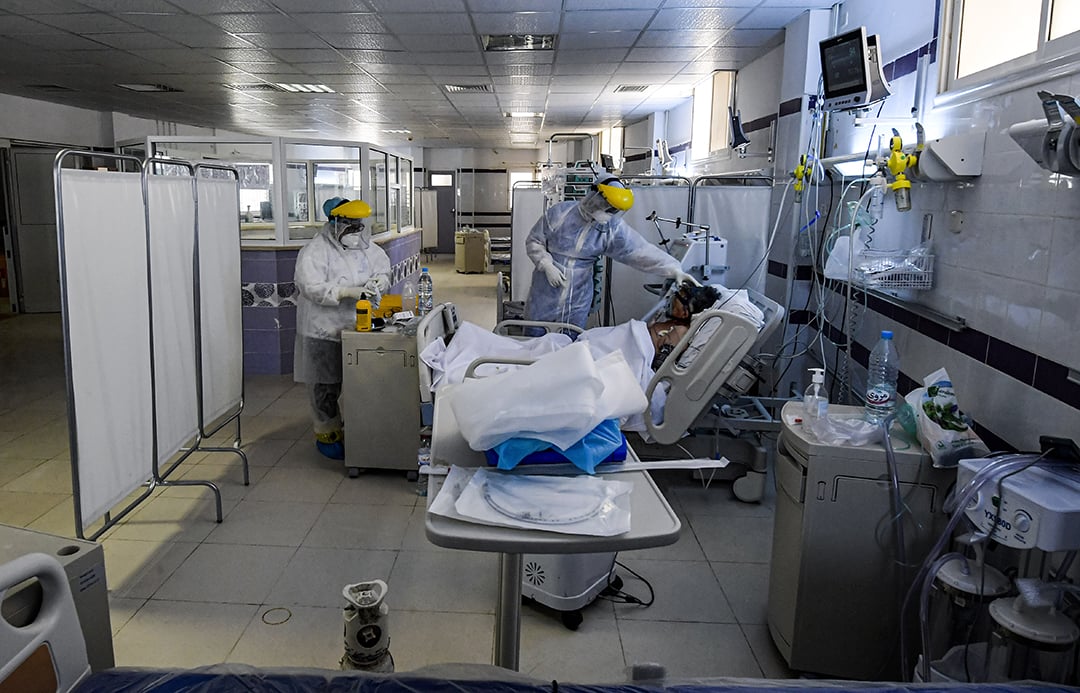 Des infirmières prodiguent des soins à un patient intubé, dans une unité de soins intensifs à l'hôpital de la ville de Gabès, dans le sud-ouest de la Tunisie, le 26 août 2020. &copy; FETHI BELAID / AFP