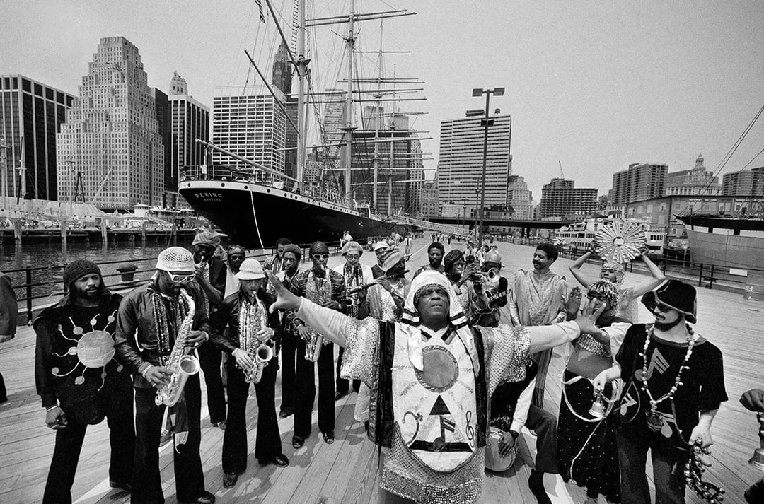 Le Sun Ra Arkestra dans le port maritime de South Street, à New York, en 1980. &copy; PAUL HOSEFROS/The New York Times-REDUX-REA