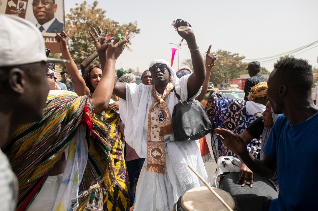 Des partisans de Macky Sall célèbrent la victoire de leur candidat, devant le siège de l'APR à Dakar, le 28 février 2019. &copy; Sylvain Cherkaoui pour Jeune Afrique