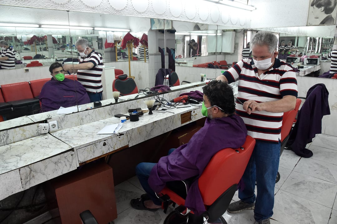 Réouverture des salons de coiffure pour hommes. Ici, à Alger, le 7 juin 2020. &copy; Photo by Ryad Kramdi/AFP