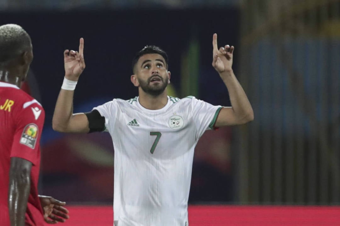 Riyad Mahrez célèbre un but lors du match de l'Algérie face à la Guinée en phase de poule de la CAN 2019, le 30 juin. &copy; Hassan Ammar/AP/SIPA