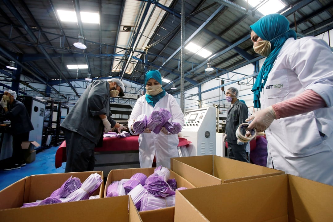Les usines marocaines sont mobilisées pour la fabrication de masques. Ici, des ouvrières dans une unité de production textile à Casablanca. &copy; Youssef Boudlal/REUTERS