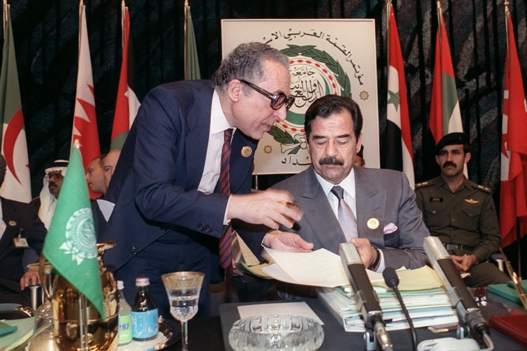 BIO-SADDAM-HUSSEIN-ARAB-SUMMIT &copy; Chedli Klibi, aux côtés de Saddam Hussein, en 1990 lors d&rsquo;un sommet de la Ligue arabe. Archives / AFP