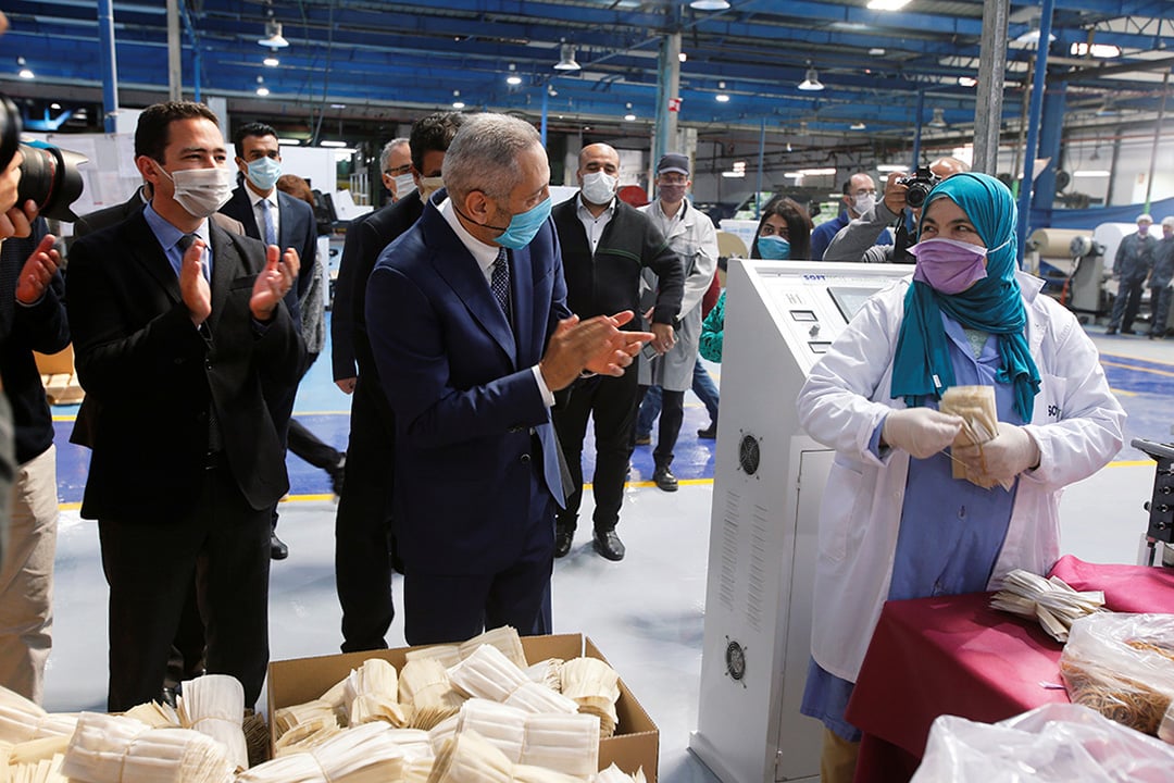 Le ministre de l'Industrie, Moulay Hafid Elalamy, encourageant les employés d'une usine textile de productions de masque, à Casablanca le 10 avril 2020. &copy; © Youssef Boudlal/Reuters