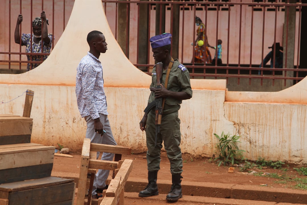 Des gendarmes centrafricains sécurisent la morgue de l'hôpital communautaire de Bangui, pendant la pandémie de coronavirus, le 10 juin 2020. &copy; Pacôme Pabandji pour JA