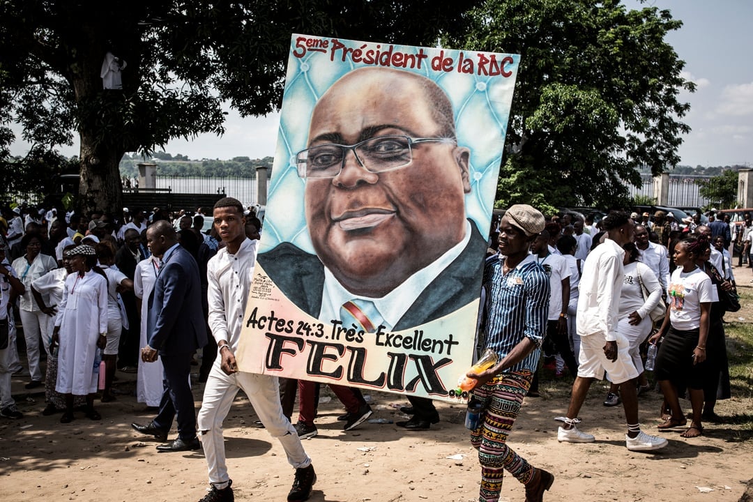 Des manifestants brandissent un portrait du président Félix Tshisekedi le jour de sa prestation de serment, le 24 janvier 2019, à Kinshasa. © John WESSELS/AFP