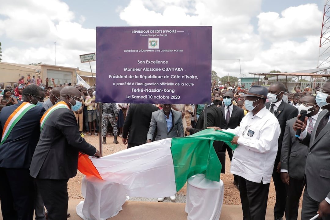 Alassane Ouattara, lors de l'inauguration des travaux de la route Ferkessédougou-Nassian-Kong, en présence de Mahamadou Bonkoungou, le 10 octobre 2020. &copy; Presidence CI