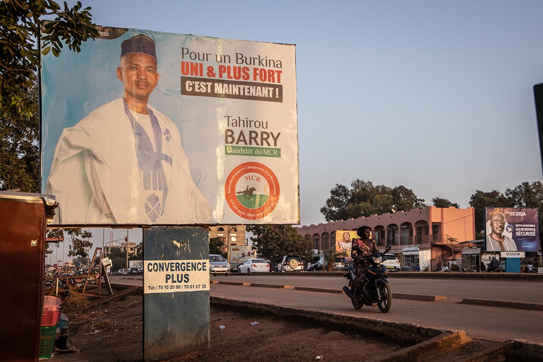 Une affiche du candidat Tahirou Barry à la présidentielle du 22 novembre, dans une rue de Ouagadougou. &copy; OLYMPIA DE MAISMONT/AFP