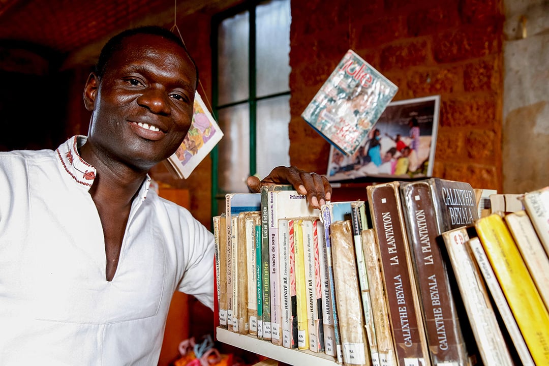 Simon Nacoulma, directeur de l'ONG Nazemse, dans la bibliothèque de Ouagadougou, Burkina Faso. &copy; Godong / Alamy Stock Photo/ABACA