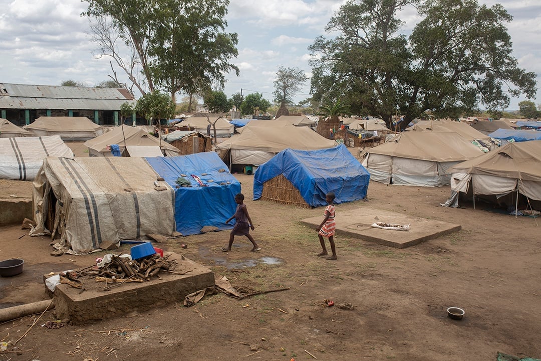 Cette vue générale, le 10 décembre 2020, montre un entrepôt abandonné dans le centre agraire de Napala, maintenant utilisé comme abri pour les personnes déplacées où vivent 610 familles. © Photo ALFREDO ZUNIGA/AFP