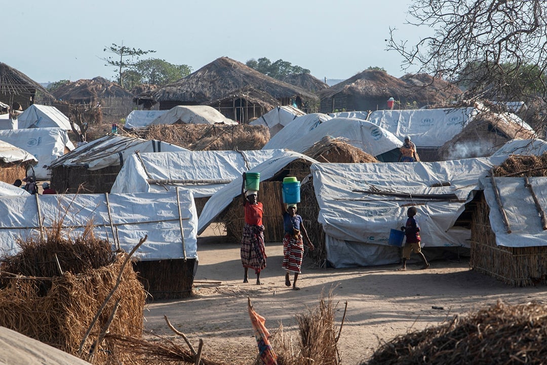 Dans le camp pour les personnes déplacées de Metuge le 9 décembre 2020, où plus de 16 000 personnes déplacées du nord de la région de Cabo Delgado sont désormais abritées. &copy; Photo par Alfredo Zuniga / AFP