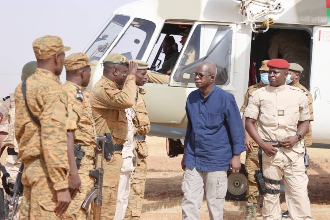 Le ministre de la Défense Cherif Sy arrive à Sebba, le 14 mai 2021. &copy; Forces armées du Burkina