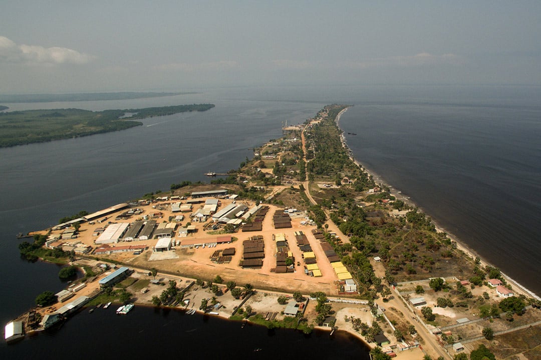 La presqu'île de Banana à l'embouchure du fleuve Congo, à proximité de laquelle doit être construit le nouveau port en eau pronde. &copy; Gwenn DUBOURTHOUMIEU