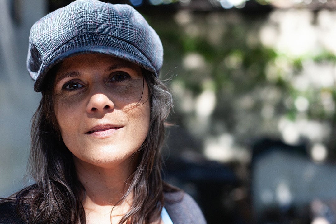 L’auteure Inès Orchani, le 2 septembre 2021, au cimetière du Montparnasse, à Paris &copy; Sydonie Ghayeb pour JA