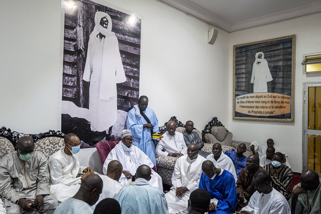Sur les murs, des photos de Cheikh Ahmadou Bamba Mbacké, le fondateur du mouridisme. &copy; Sylvain Cherkaoui pour JA