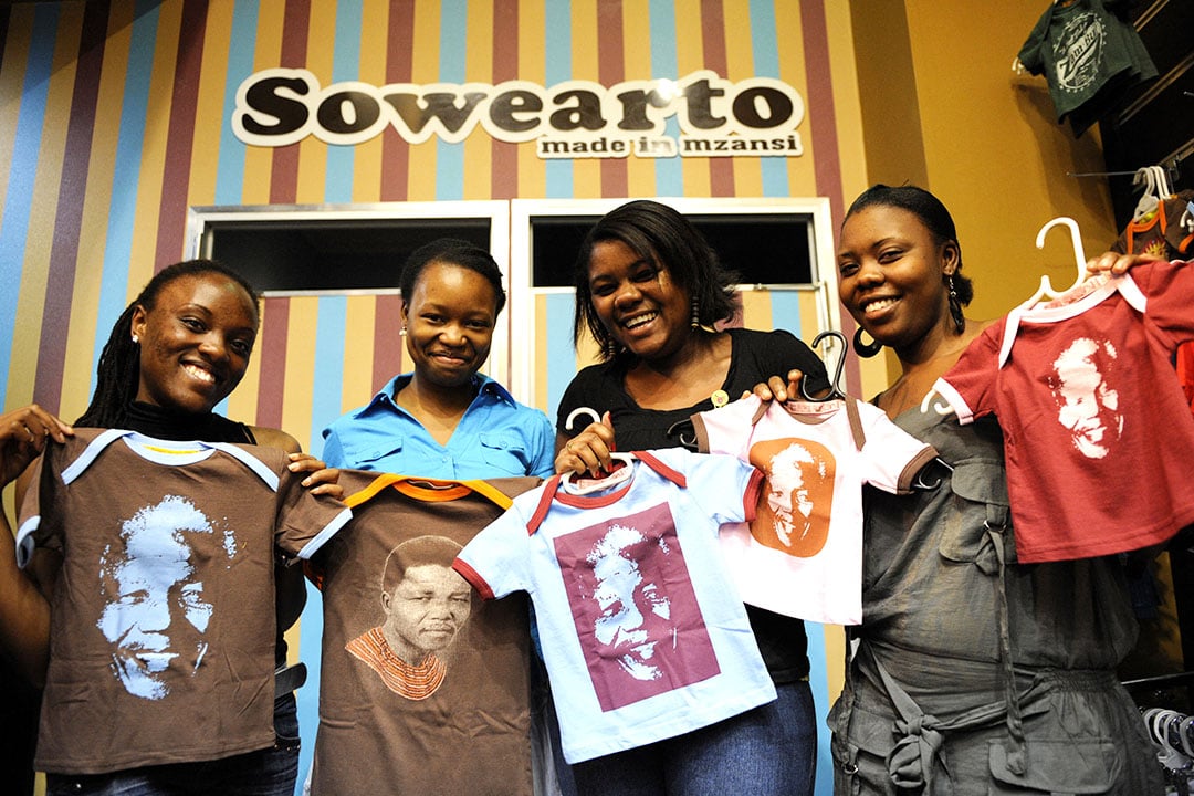 Des commerçants exposent des tee-shirts portant des portraits de Nelson Mandela dans un centre commercial le 5 février 2010 à Johannesburg. &copy; STEPHANE DE SAKUTIN/AFP