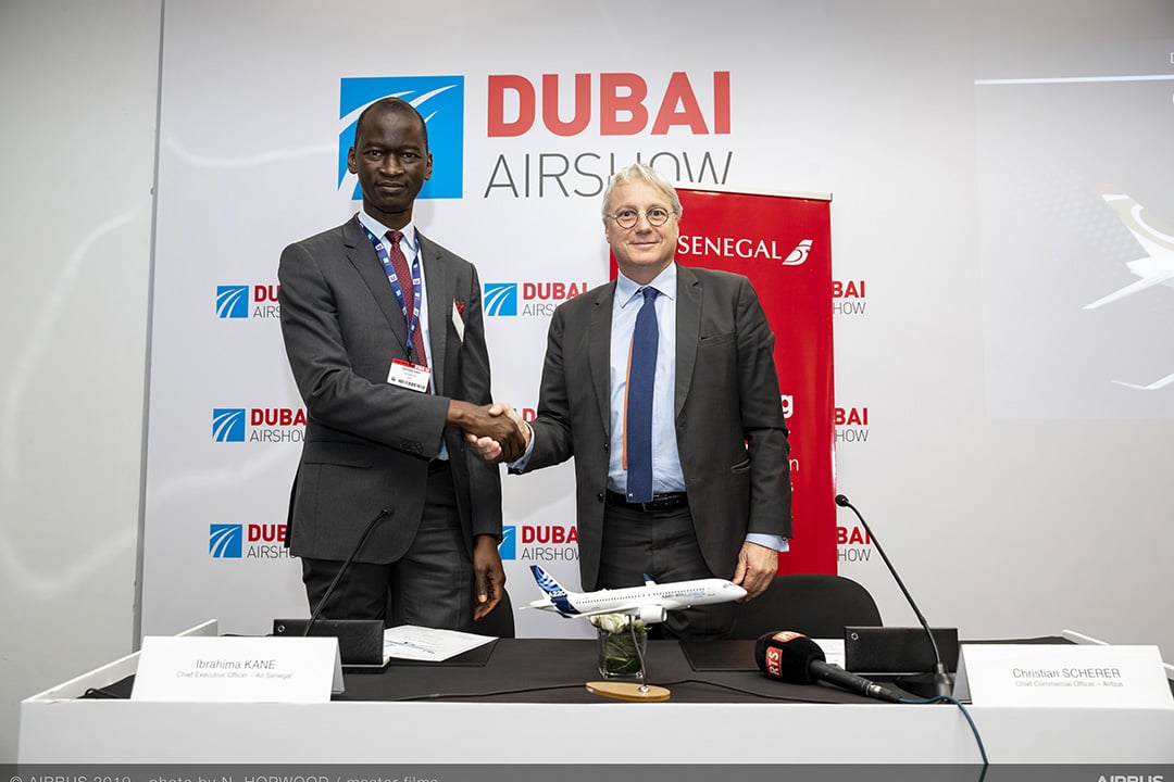 Le PDG d'Air Sénégal, Ibrahima Kane, et Christian Scherer, directeur commercial d'Airbus, lors de la signature du contrat pour 8 nouveaux appareils, le 19 novembre 2019. &copy; Airbus Industrie