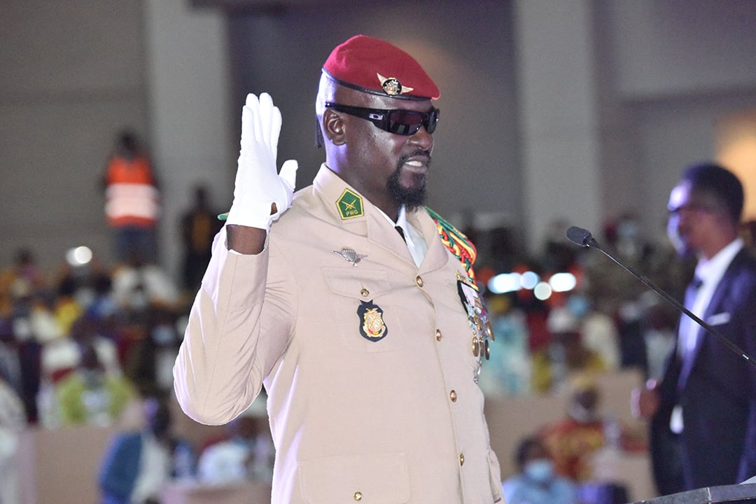 Le colonel Mamadi Doumbouya lors de sa prestation de serment en tant que président de la transition, le 1er octobre 2021 à Conakry. &copy; CELLOU BINANI/AFP