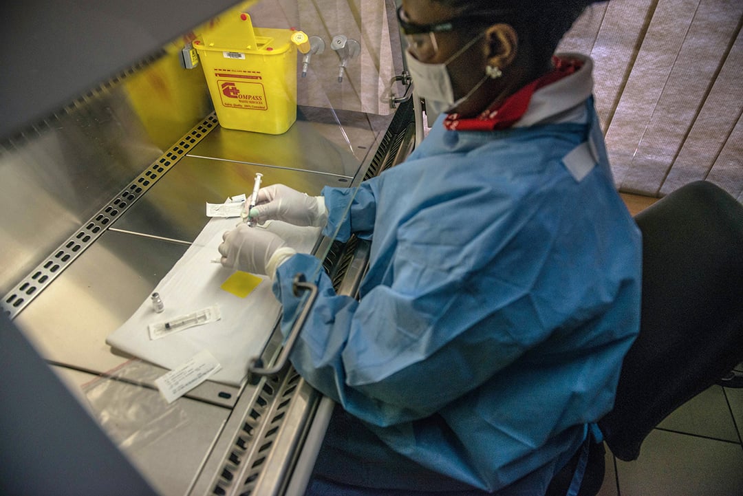 Travail sur un vaccin expérimental contre le virus du sida à Shoshaguve, près de Pretoria, le 30 novembre 2016. &copy; MUJAHID SAFODIEN/AFP