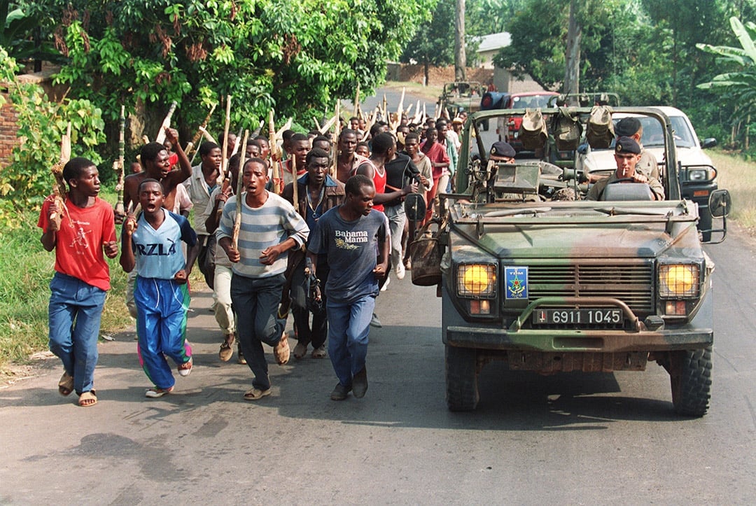 Des miliciens hutus et des militaires français de l’opération Turquoise à Gisenyi, au Rwanda, le 27 juin 1994. &copy; Pascal GUYOT / AFP
