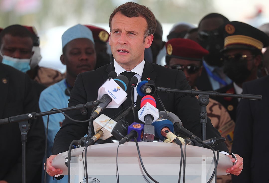 Le président français Emmanuel Macron lors des funérailles d’Idriss Déby Itno à N’Djamena, le 23 avril. &copy; Christophe Petit Tesson/Pool via REUTERS