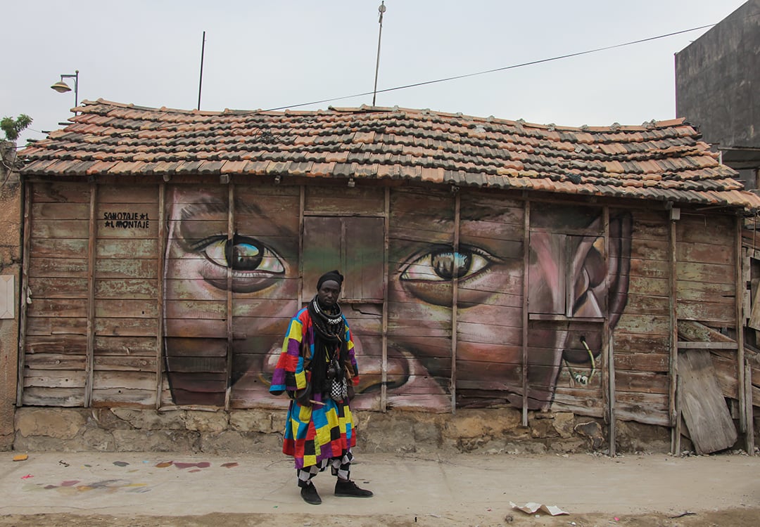 Photographie de Djibril Dramé, issue de sa série « Colorful Heart, Ma ville colorée », un graff réalisé par Sabotaje Al Montaje dans la Médina de Dakar. &copy; DJIBRIL DRAME
