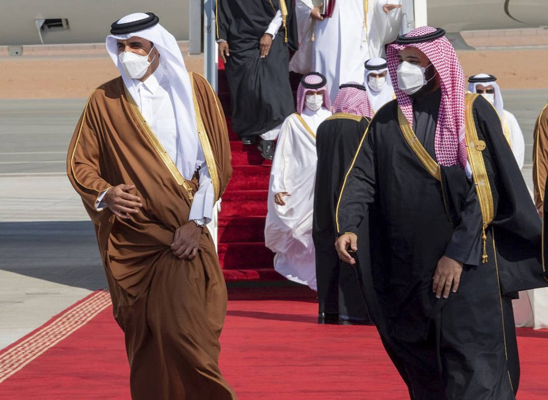 Le 5 janvier 2021, le prince héritier Mohammed Ben Salman, à droite, accueille l'émir du Qatar, Cheikh Tamim bin Hamad al-Thani, à son arrivée pour assister au 41e sommet du Conseil de coopération du Golfe à Al-Ula, en Arabie saoudite. &copy; SAUDI ROYAL COURT/AP/SIPA